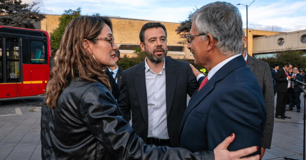 Imagen de la gerente de TransMilenio con el alcalde Carlos Fernando Galán y el Ministro de Hacienda encargado.