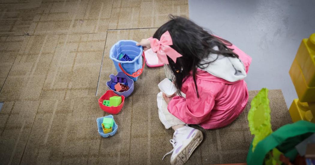 En la foto una niña jugando 