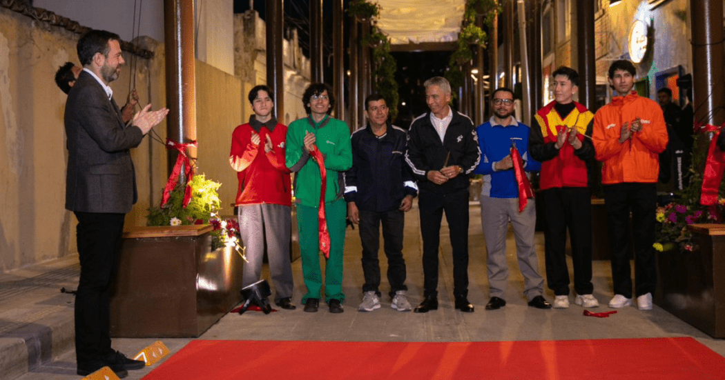 Imagen del alcalde Carlos Fernando Galán aplaudiendo junto a mensajeros en la calle recién inaugurada