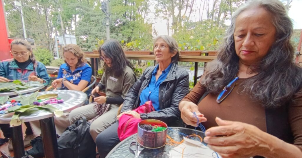 Imagen de mujeres bordando en hojas naturales
