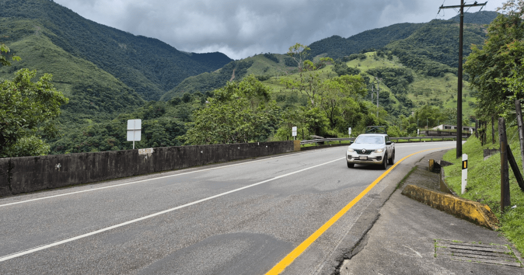 Imagen de un vehículo transitando en la Vía al Llano