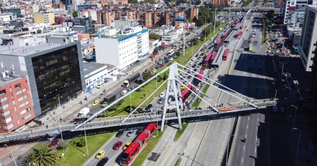 Foto de bus de TransMilenio en una vía de Bogotá.