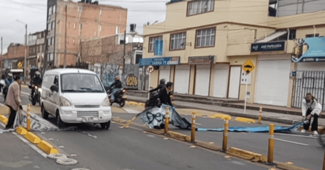 Imagen de personas bloqueando la vía