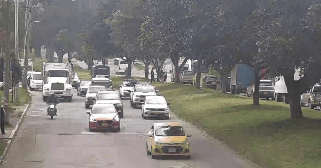 Imagen de varios vehículos transitando en una calle de Bogotá