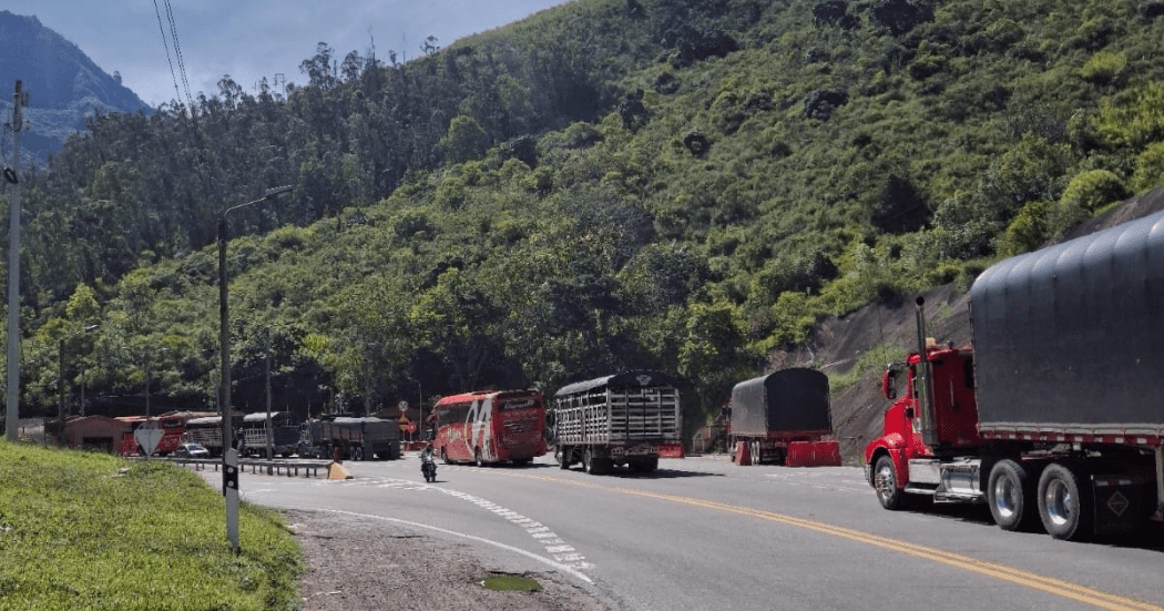 Imagen de tractomulas esperando el paso en la Vía al Llano