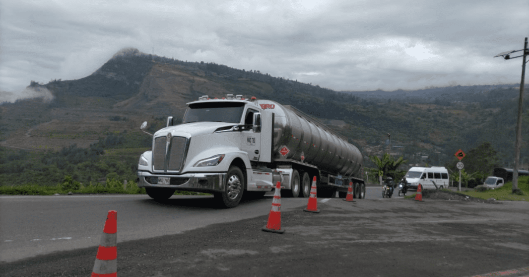 Imagen de una tractomula desplazándose en la Vía al Llano