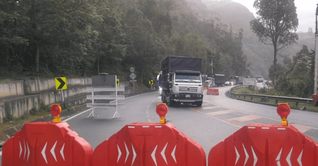 Imagen de una larga fila de vehículos esperando el paso en la Vía al Llano