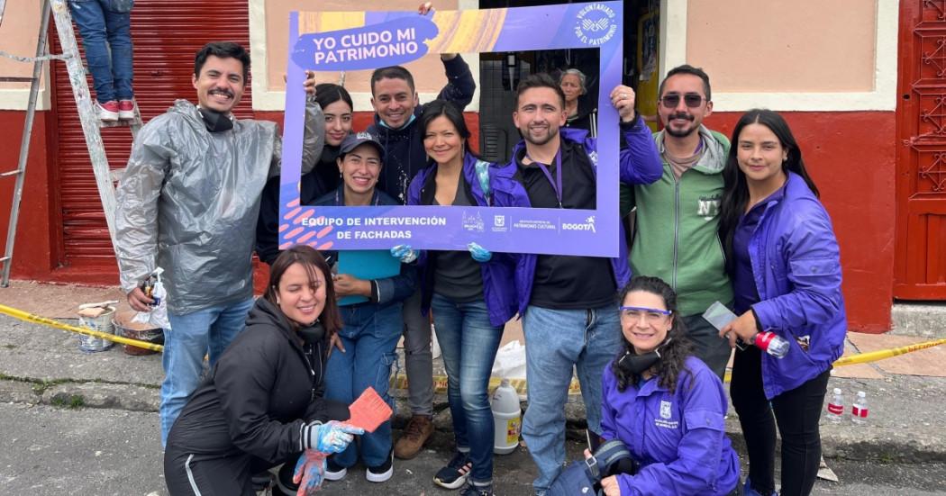 Foto que muestra personas que participaron en la intervención de las fachadas