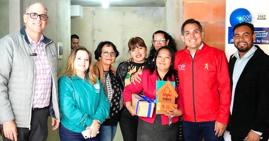 Foto que muestra al director de la Caja de Vivienda junto con las familias que recibieron su casa