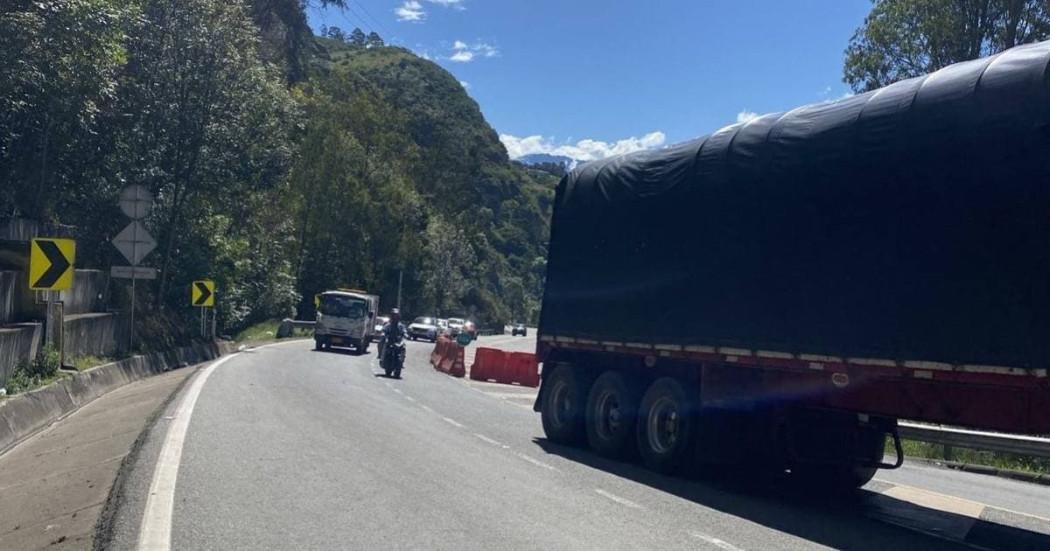 Foto de la Vía al Llano con varios vehículos.