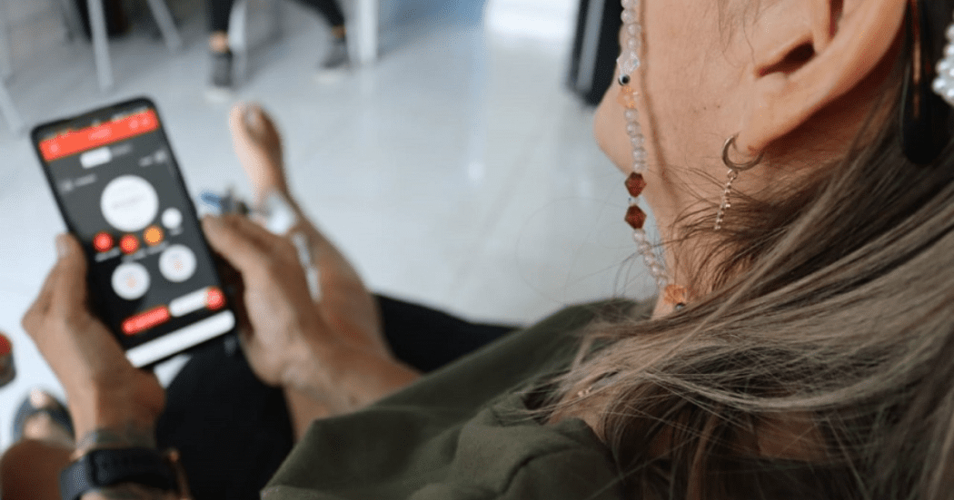 Imagen de una señora sosteniendo un celular