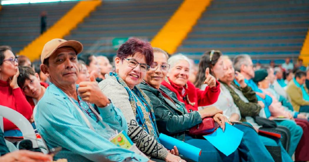 En la foto adultos mayores en un evento del IDPAC