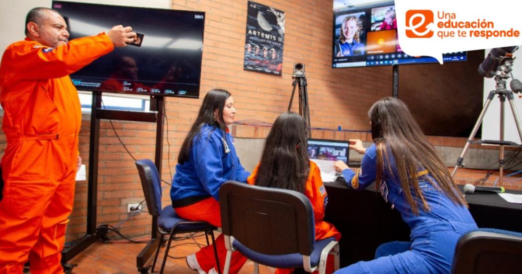 Foto que muestra estudiantes del Colegio Cultura Popular en la comunicación con la estación espacial internacional