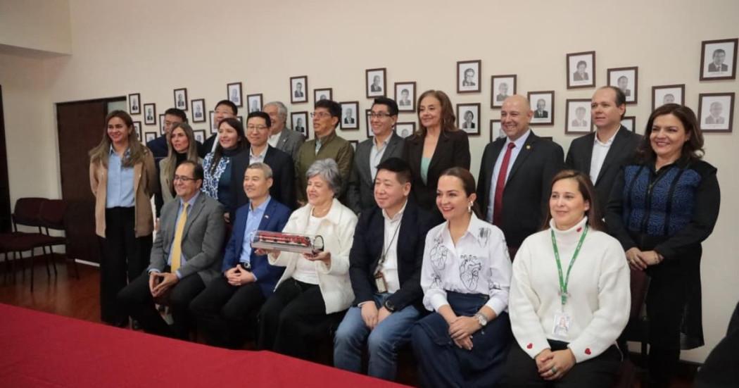 Foto de evento de firma de convenio para que jóvenes profesionales colombianos se capaciten en temas metro ferroviarios con profesores provenientes de China