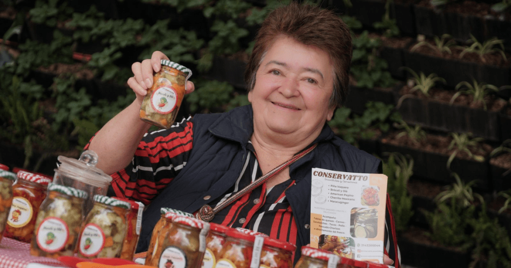 Foto de una mujer mostrando su emprendimiento 