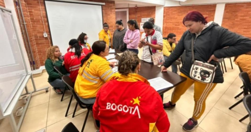 Personal de la Secretaría de Atención prestando servicios a los migrantes