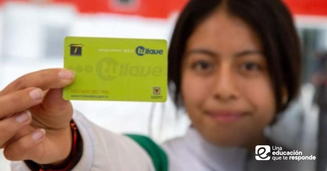 Foto que muestra una estudiante con una tarjeta TuLlave en la mano