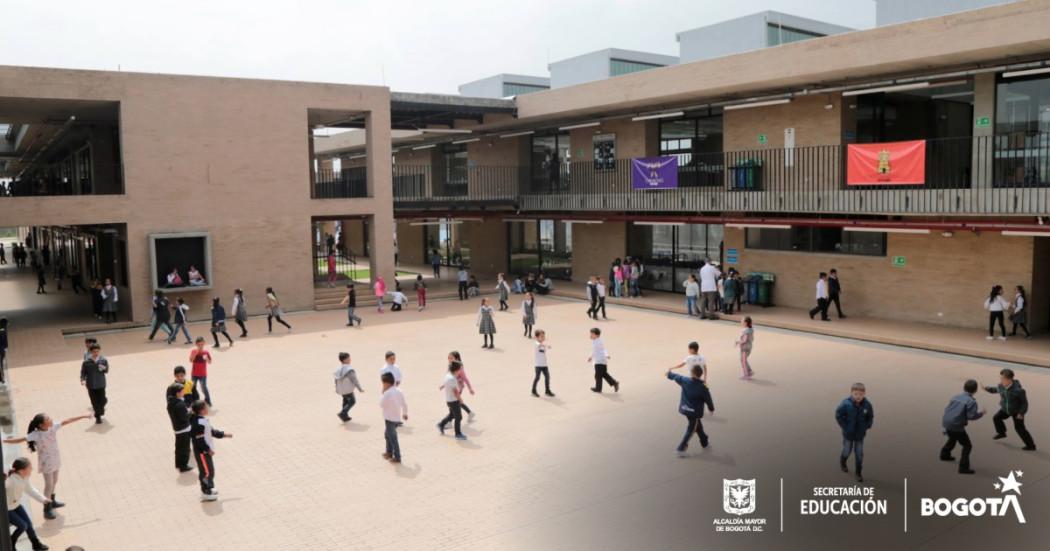 Foto que muestra estudiantes jugando en el patio de un colegio