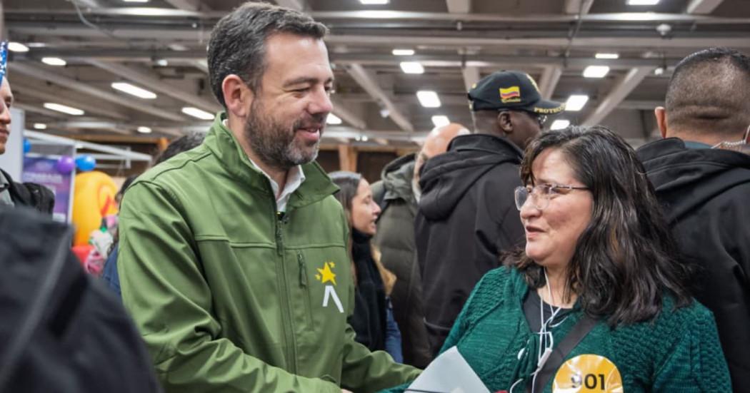 Alcalde Galán saludando a una señora en la Feria de Empleo 