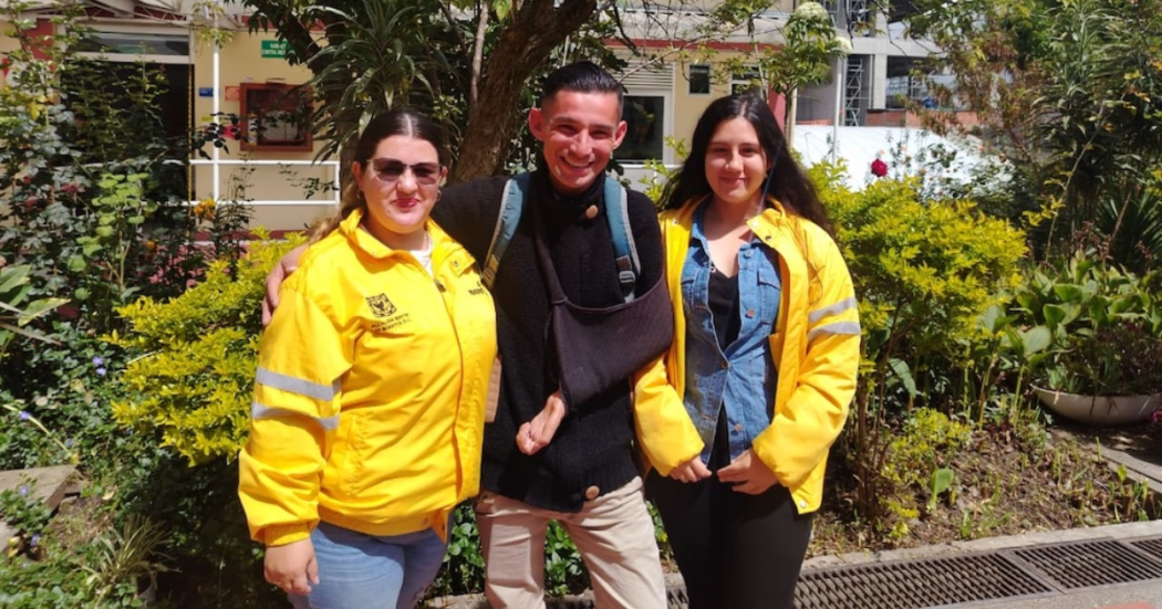 Imagen de Jonathan con dos funcionarias de Integración Social