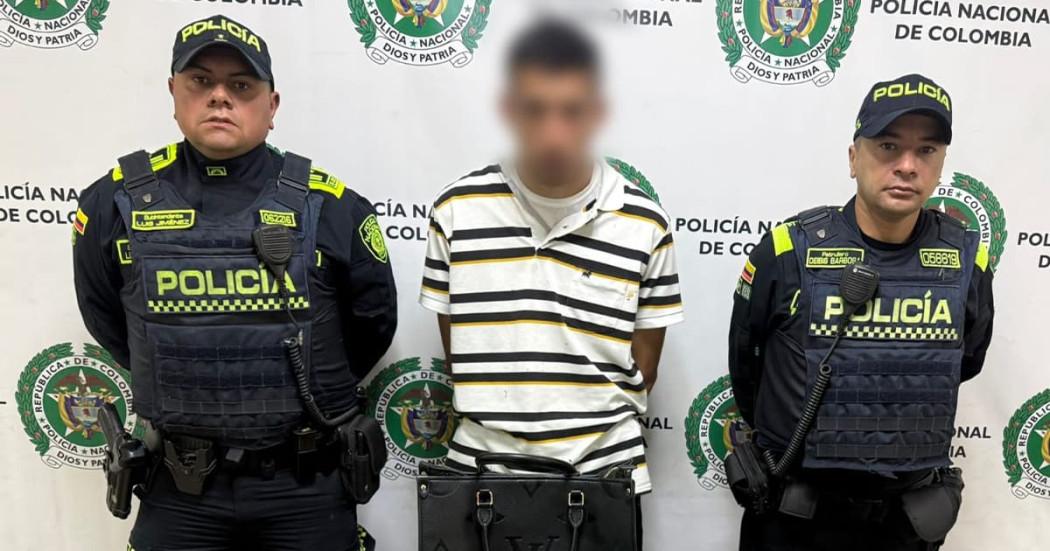 En la foto un hombre capturado por hurtar a una mujer luego del salir del banco 
