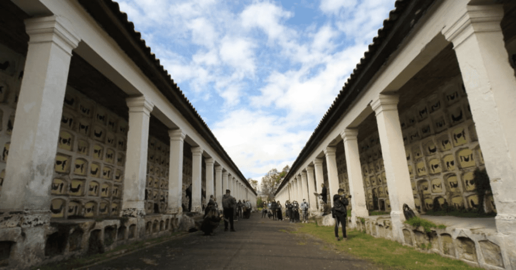 Imagen de una de las alas del Cementerio Central donde se aprecian los columbarios que van a ser intervenidos, al fondo se ven personas con cámaras de video
