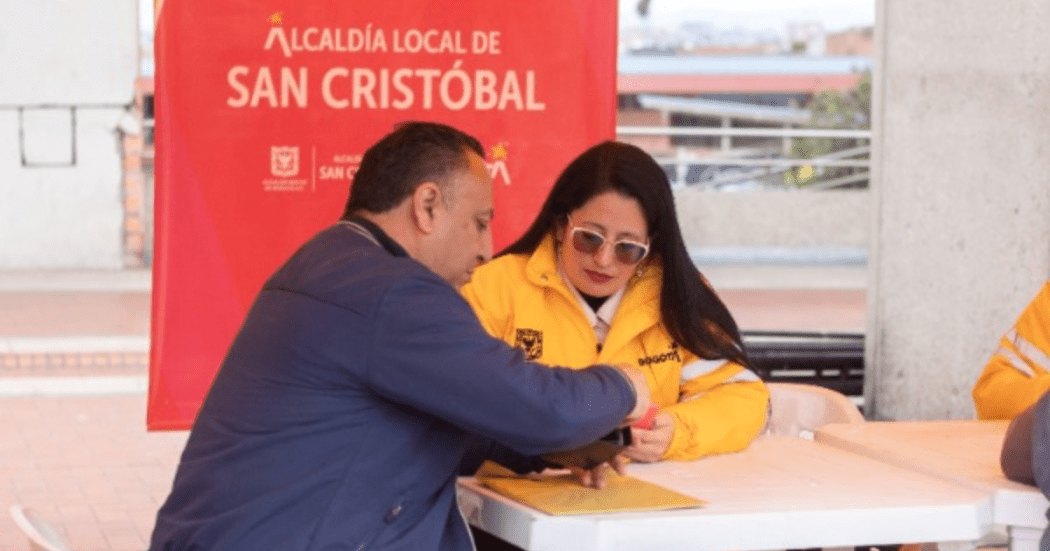 Imagen de una funcionaria de Integración Social atendiendo a una persona