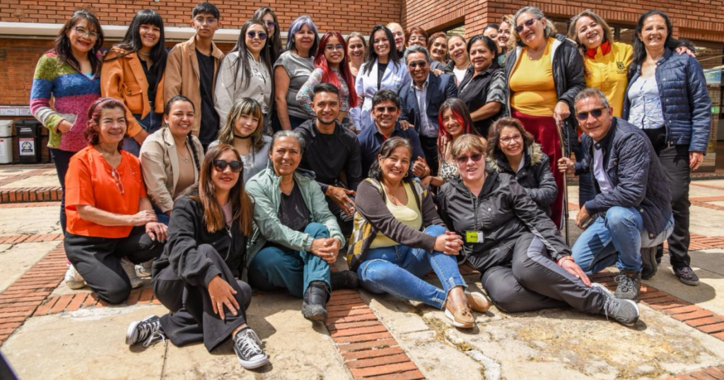 Imagen de personas del centro comunitario posando para la foto