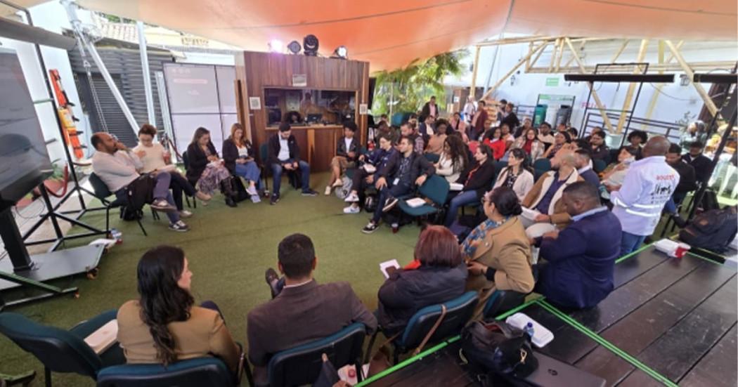 En la foto un grupo de personas asistiendo al evento del marco del seguimiento a la implementación del producto de política pública CONPES 38 – Iniciativa Raizal.