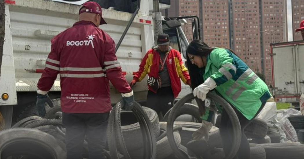 Foto que muestra trabajadores de la UAESP recolectando llantas en desuso