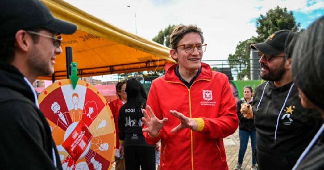 En la foto e secretario de Gobierno mirando los proyectos participativos ganadores 
