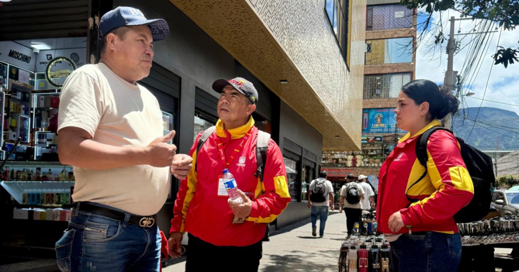 Foto de un operario del Distrito hablando con un ciudadano 