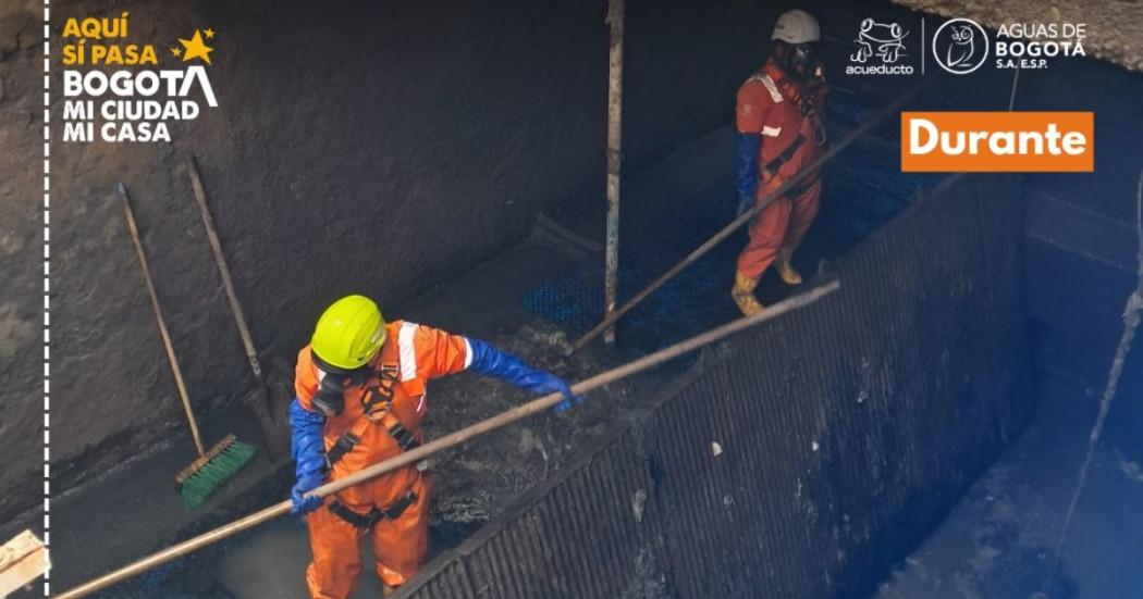Foto que muestra trabajadores de Aguas Bogotá limpiando la Rejilla Bosa El Recreo