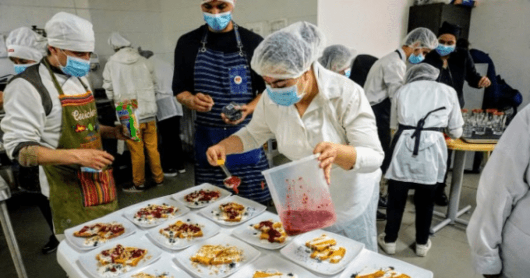 Imagen de dos personas preparando comida