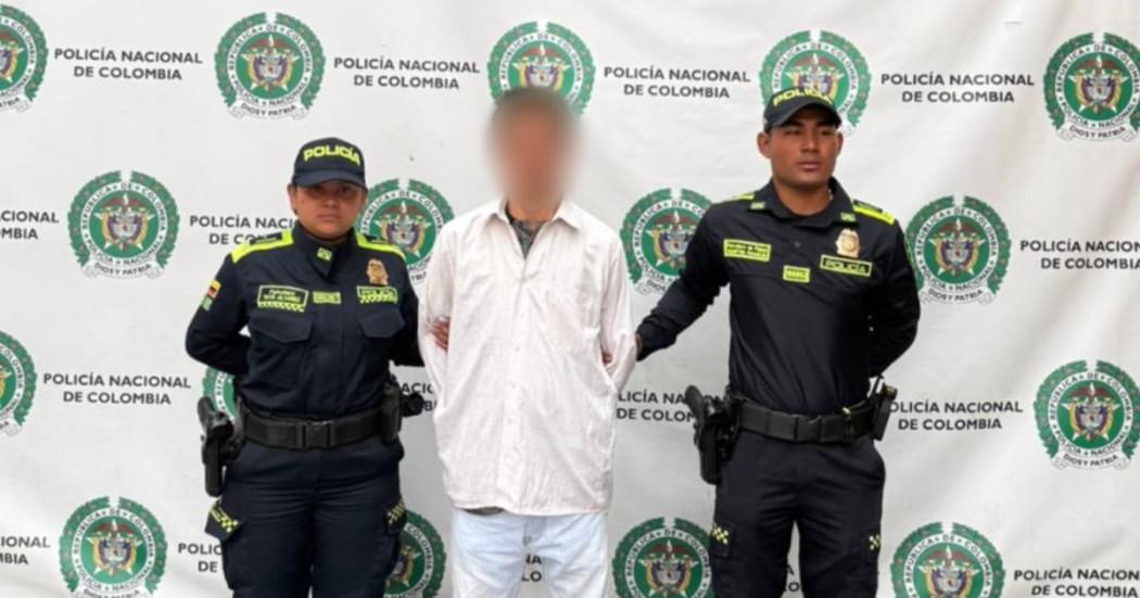 En la foto el hombre que abusó de la mujer capturado por la Policía