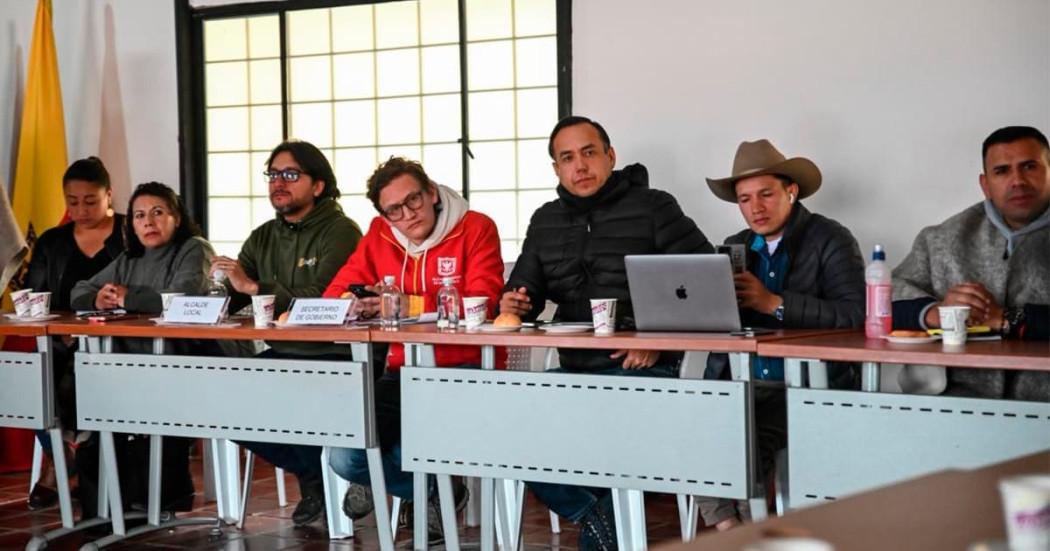 En la foto el secretario de Gobierno, Gustavo Quintero, junto con las comunidades de Sumapaz