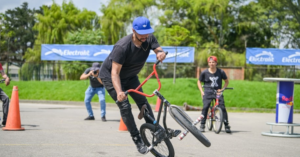 Imagen de deportista realizando trucos en su bicicleta 