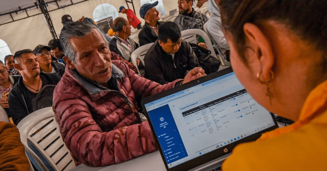 Imagen de una funcionaria de Integración Social atendiendo a un vendedor informal