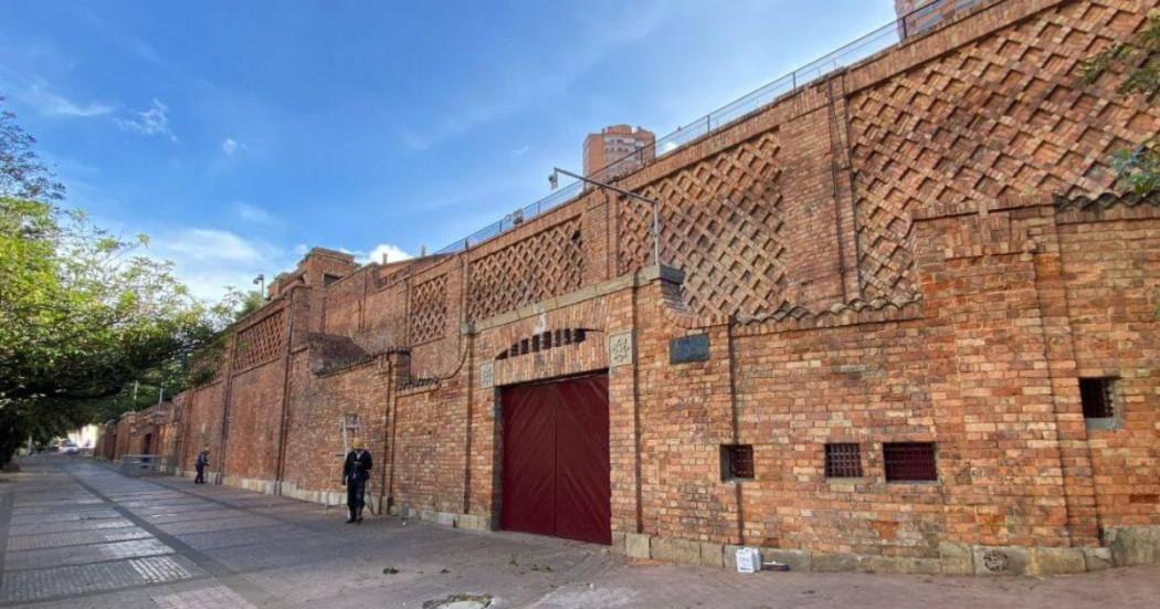 Foto que muestra la fachada de la Plaza Cultural La Santamaría en Bogotá 