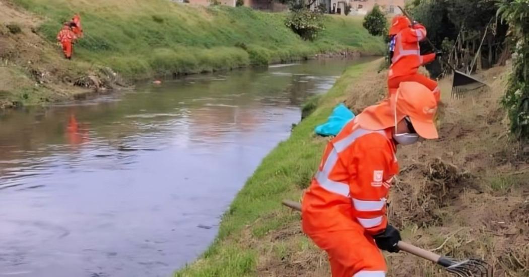 Foto que muestra trabajadores de Aguas Bogotá en la limpieza del río Tunjuelo