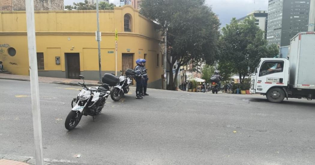 Foto de agente en una vía de Bogotá