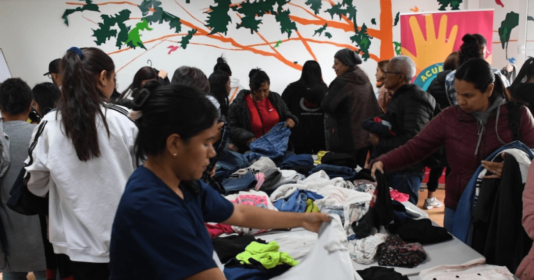 Imagen de varias personas escogiendo ropa en la Repinta