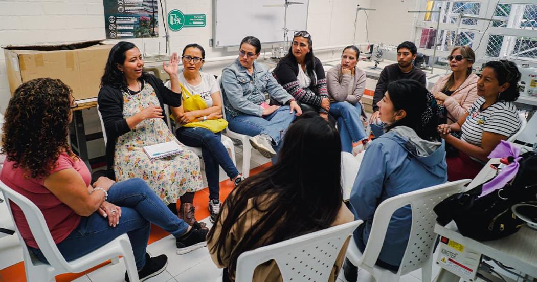 Mujeres y hombres participando de un curso de formación de la Secretaría de la Mujer