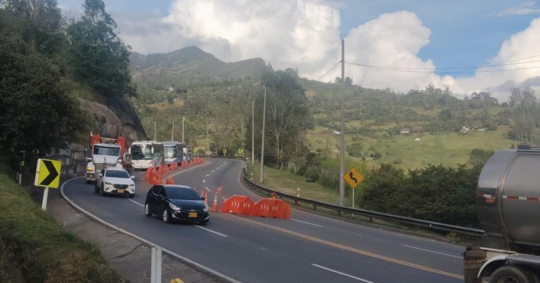 Vehículos por la vía Bogotá – Villavicencio.