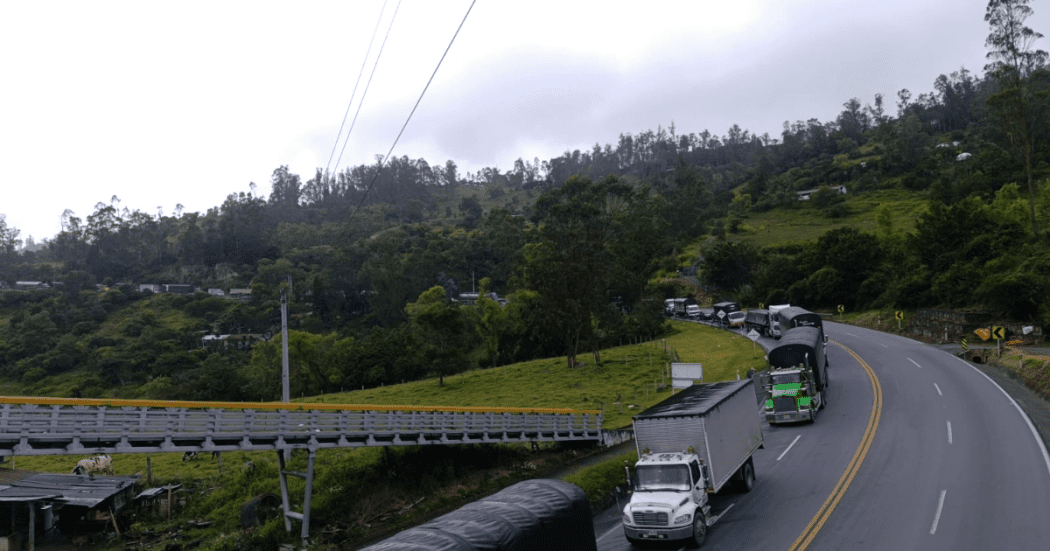 Imagen de tractomulas esperando el paso en la Vía al Llano