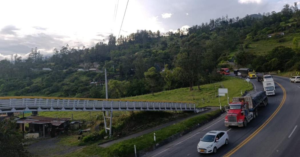 Diferentes carros por la vía  Bogotá-Villavicencio