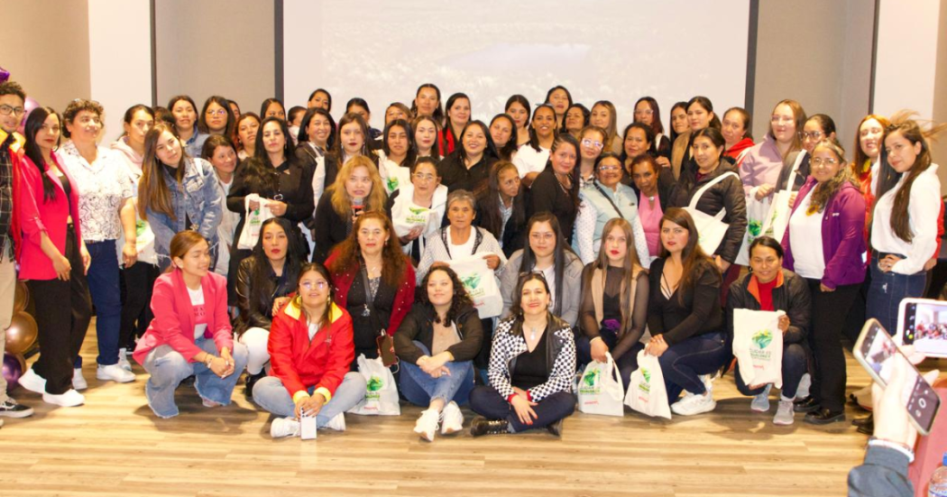 Foto de un grupo de mujeres que se graduaron del curso de conducción