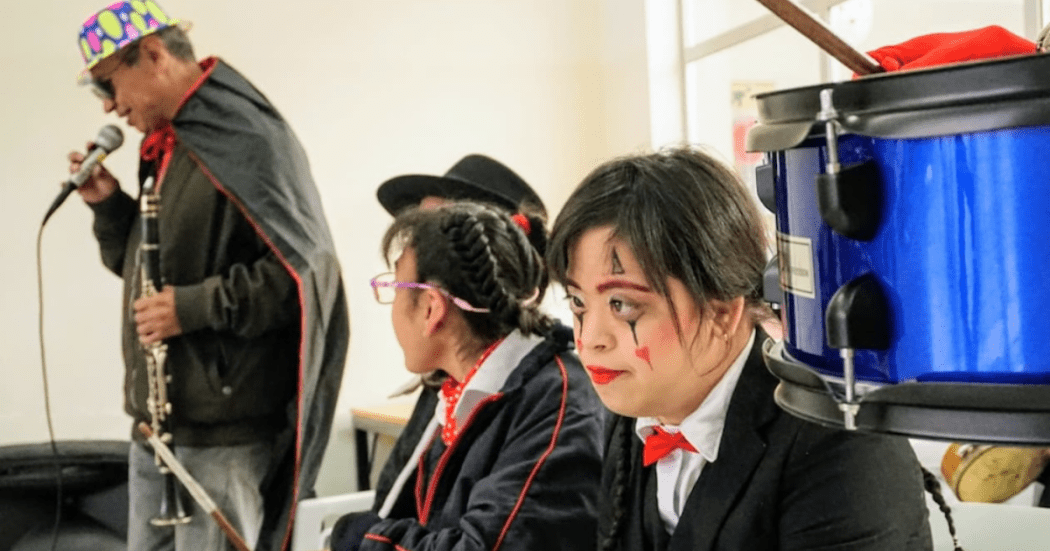 Imagen de una niña maquillada como mimo