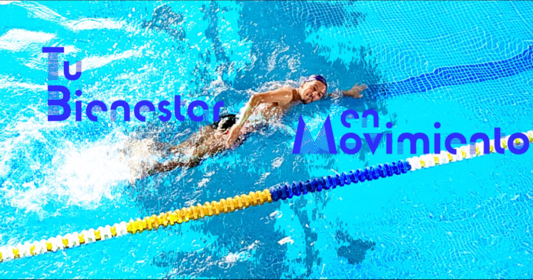 Imagen de hombre en piscina nadando, de fondo en la imagen se ve la leyenda Bienestar en Forma