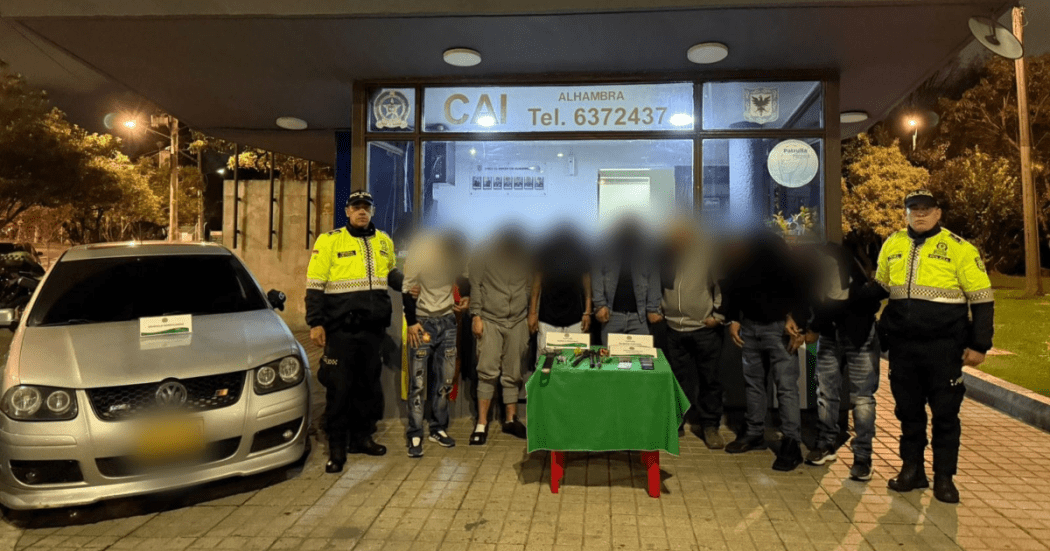 Imagen de las personas capturadas al frente del CAI de Alhambra